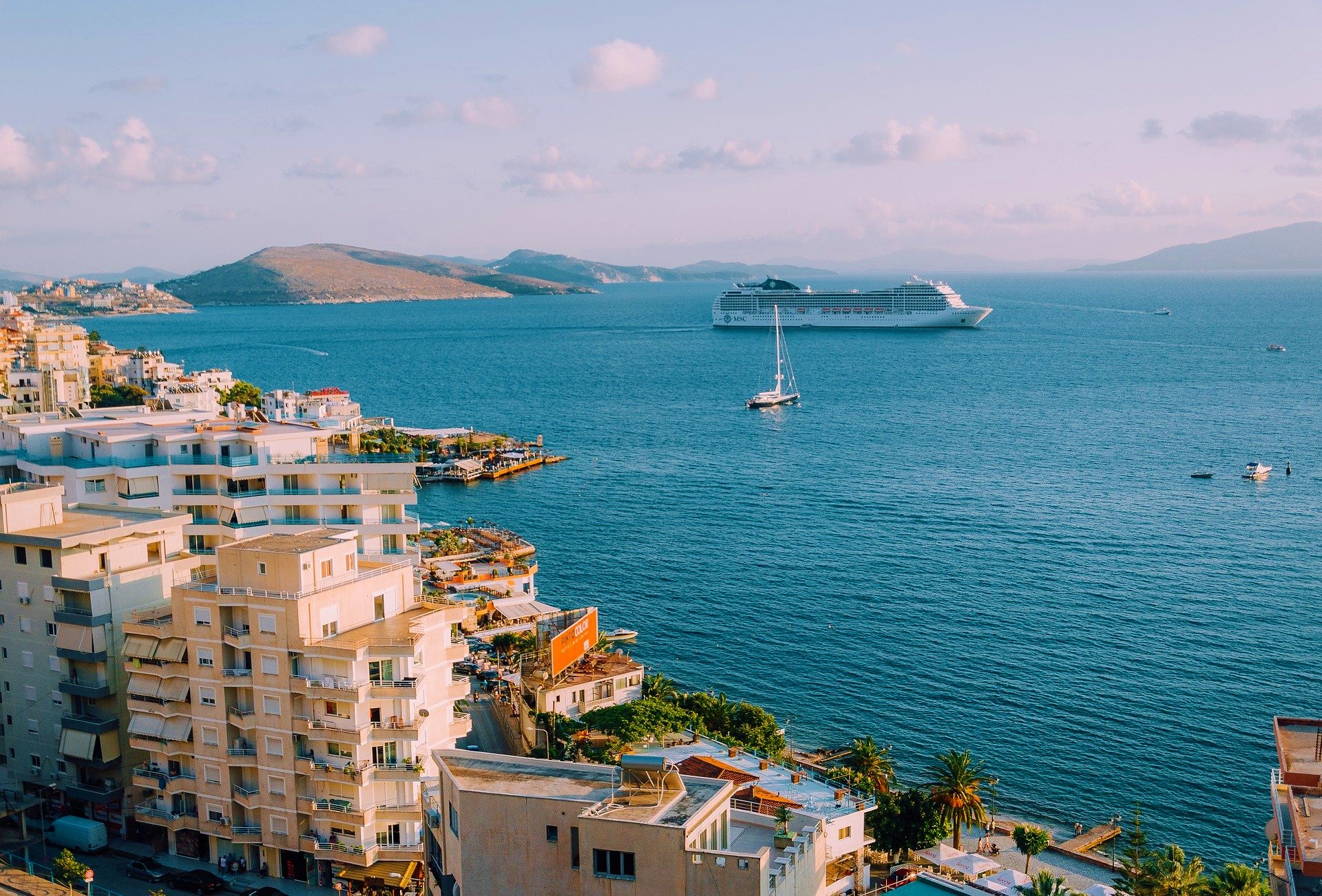 cruise-3703999_1920